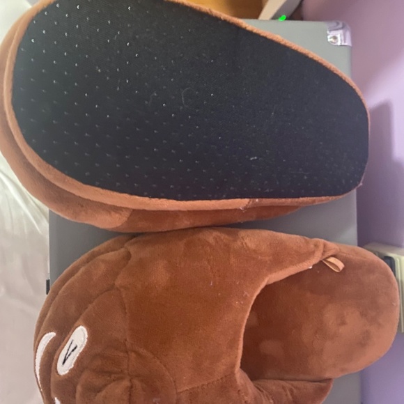 Poop emoji slippers - Picture 3 of 3